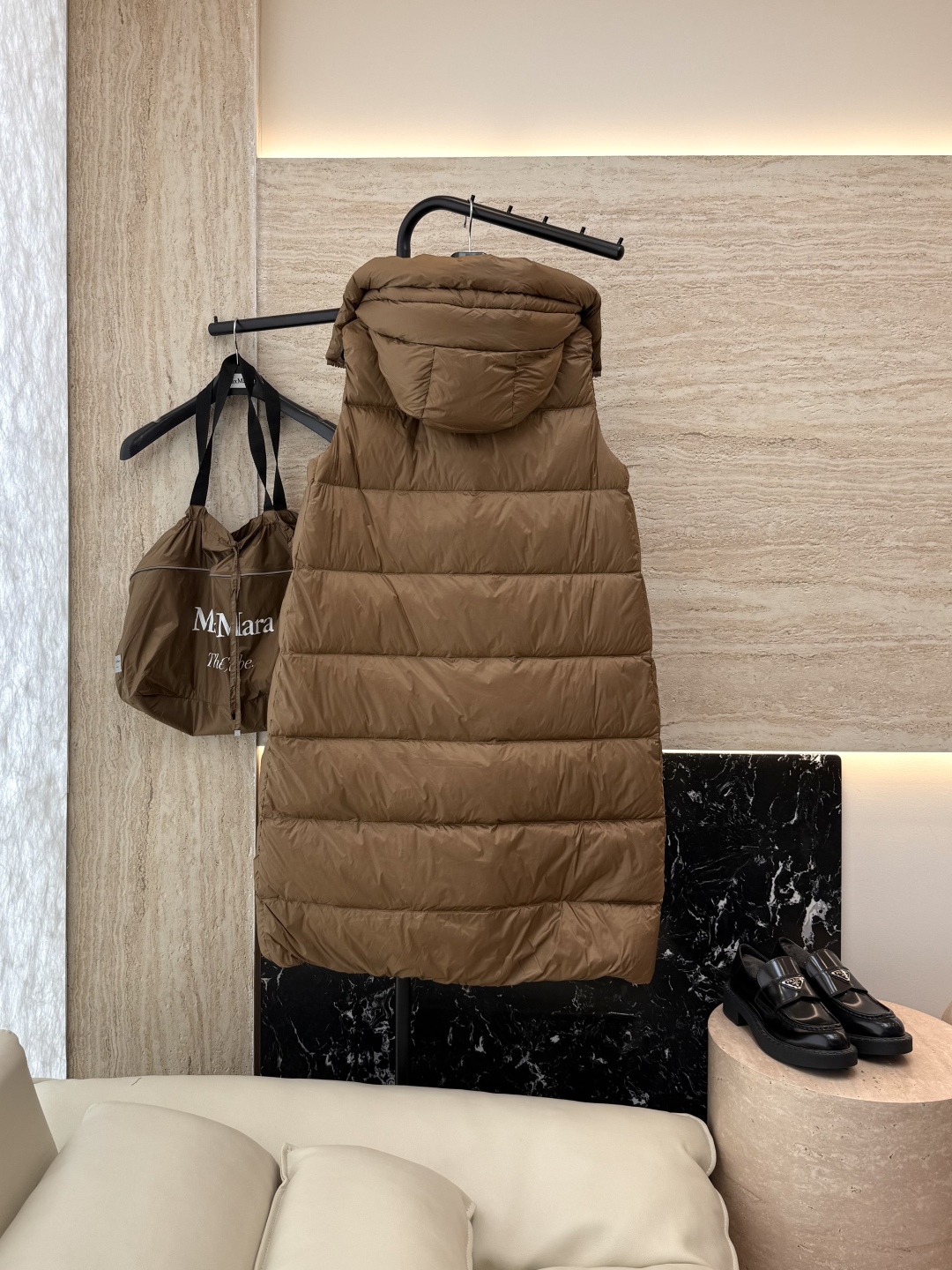 M286#新款羽绒服⚠️。
max mara  配原包装 原标高定版 羽绒长马甲 加长90% 鹅绒羽绒服