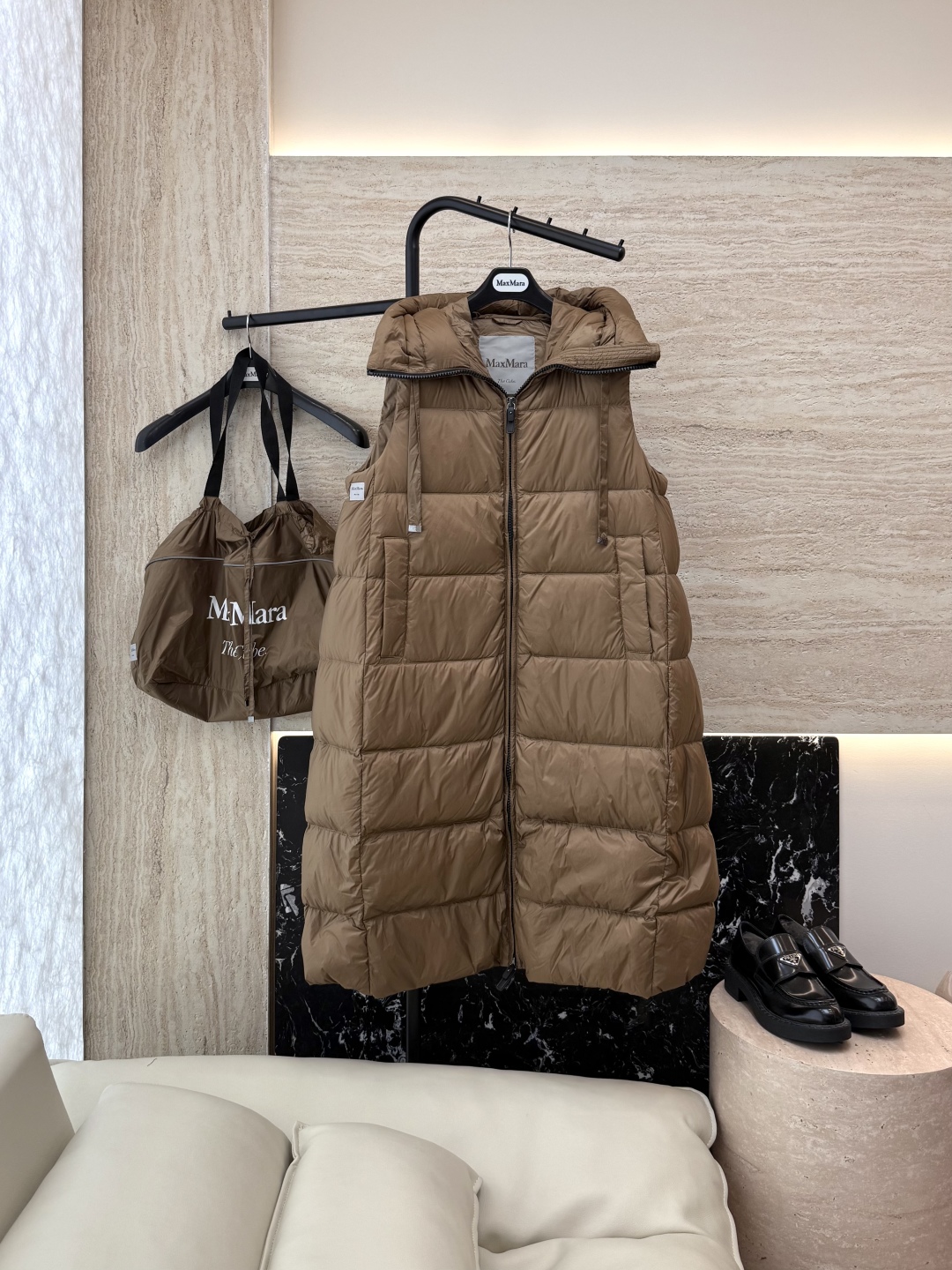 M286#新款羽绒服⚠️。
max mara  配原包装 原标高定版 羽绒长马甲 加长90% 鹅绒羽绒服