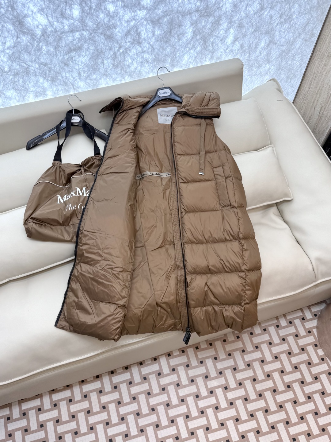 M286#新款羽绒服⚠️。
max mara  配原包装 原标高定版 羽绒长马甲 加长90% 鹅绒羽绒服
