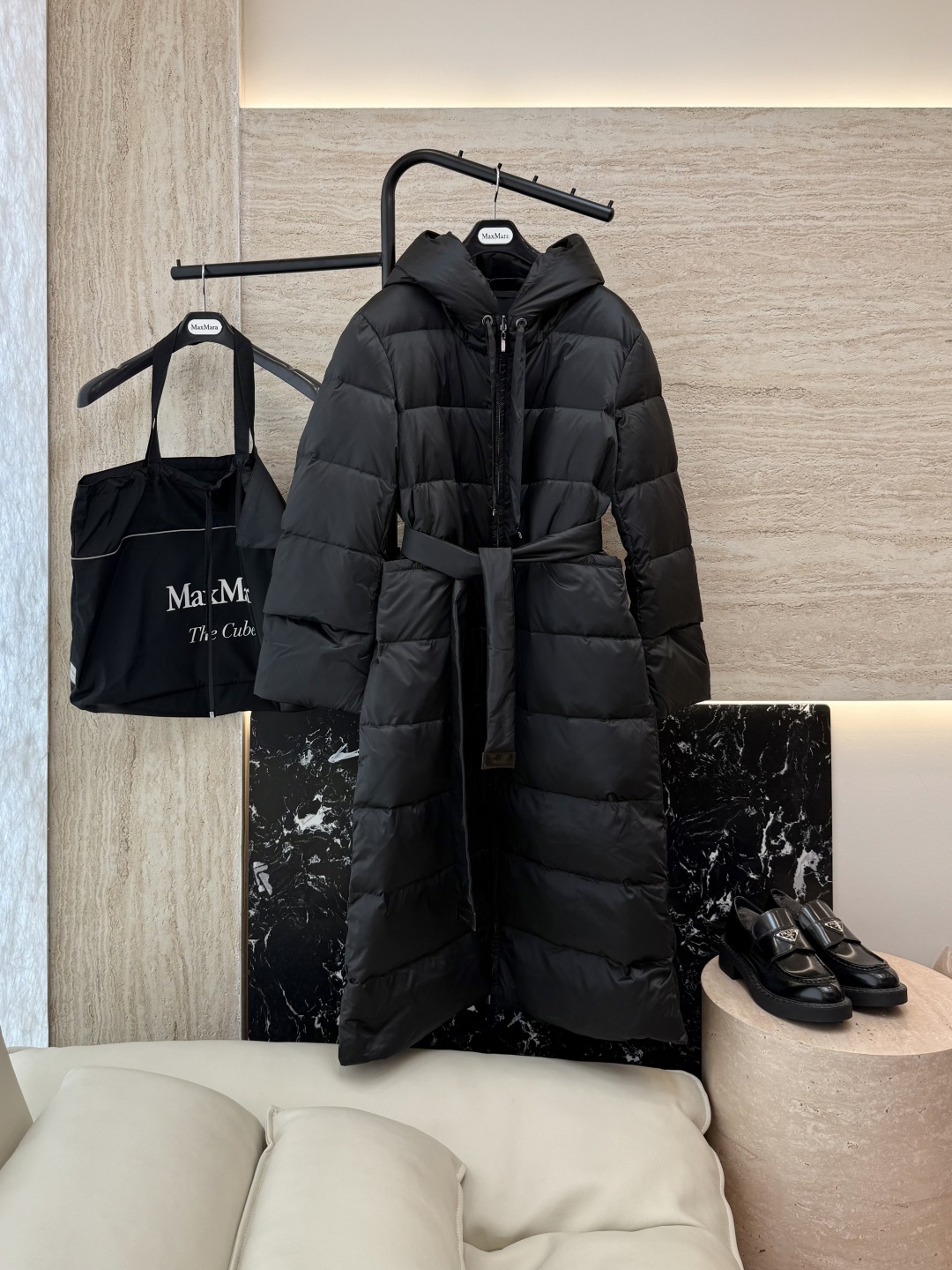 M651#新款羽绒服⚠️。
max mara  两面穿 配原包装 顶级版 长款90% 鹅绒羽绒服  
黑