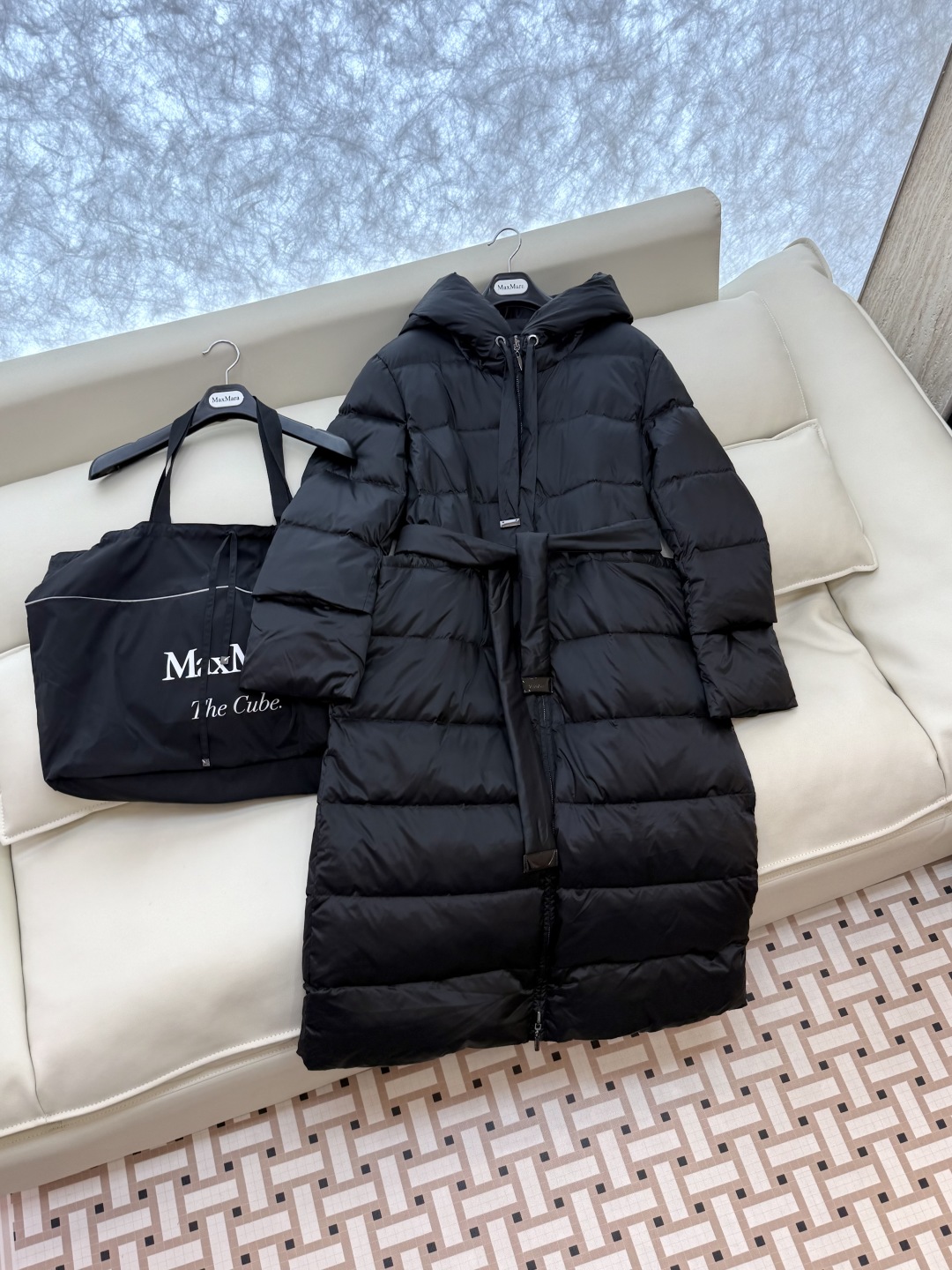 M651#新款羽绒服⚠️。
max mara  两面穿 配原包装 顶级版 长款90% 鹅绒羽绒服  
黑