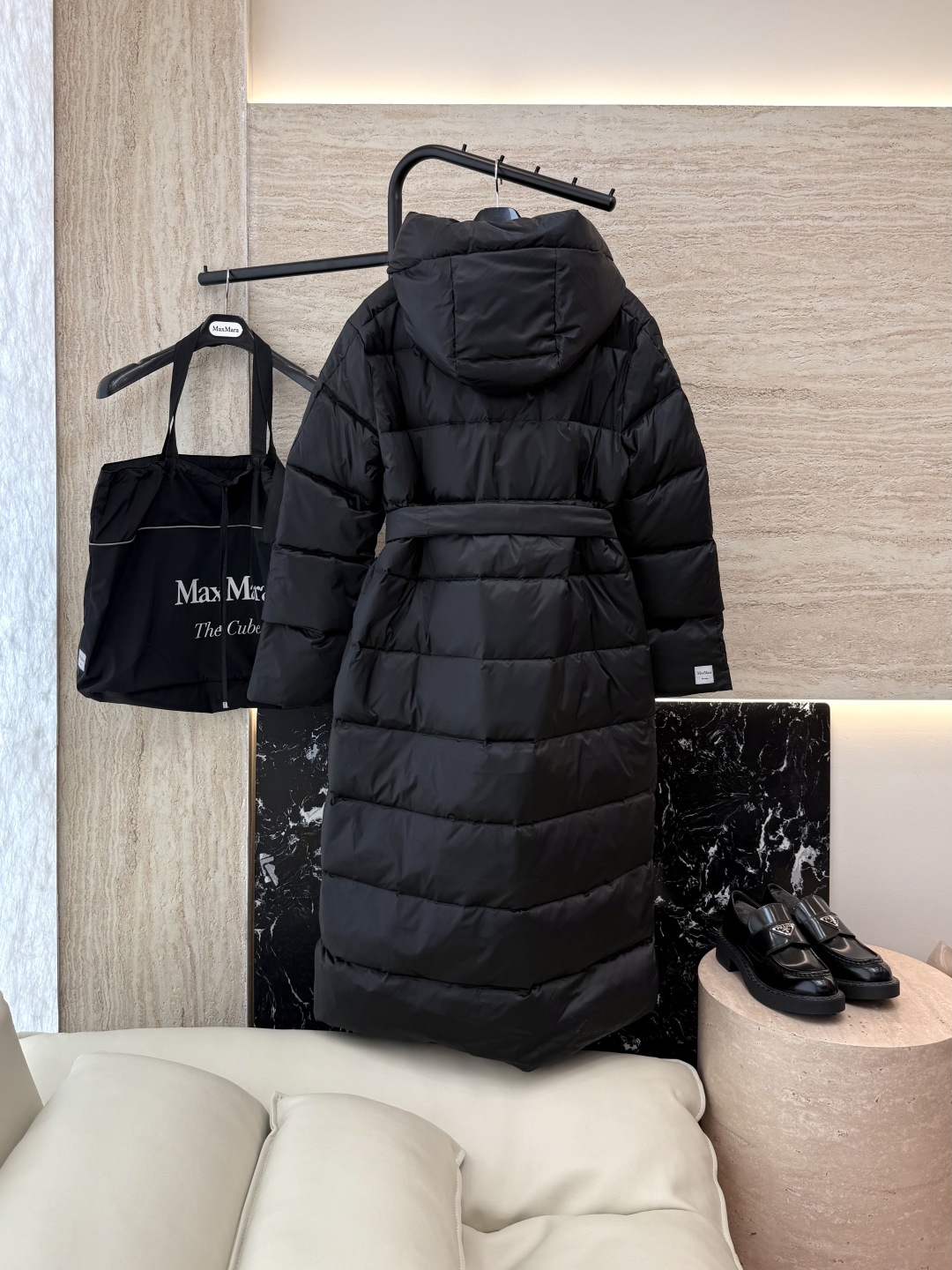 M651#新款羽绒服⚠️。
max mara  两面穿 配原包装 顶级版 长款90% 鹅绒羽绒服  
黑