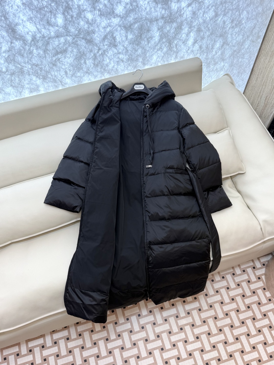 M651#新款羽绒服⚠️。
max mara  两面穿 配原包装 顶级版 长款90% 鹅绒羽绒服  
黑