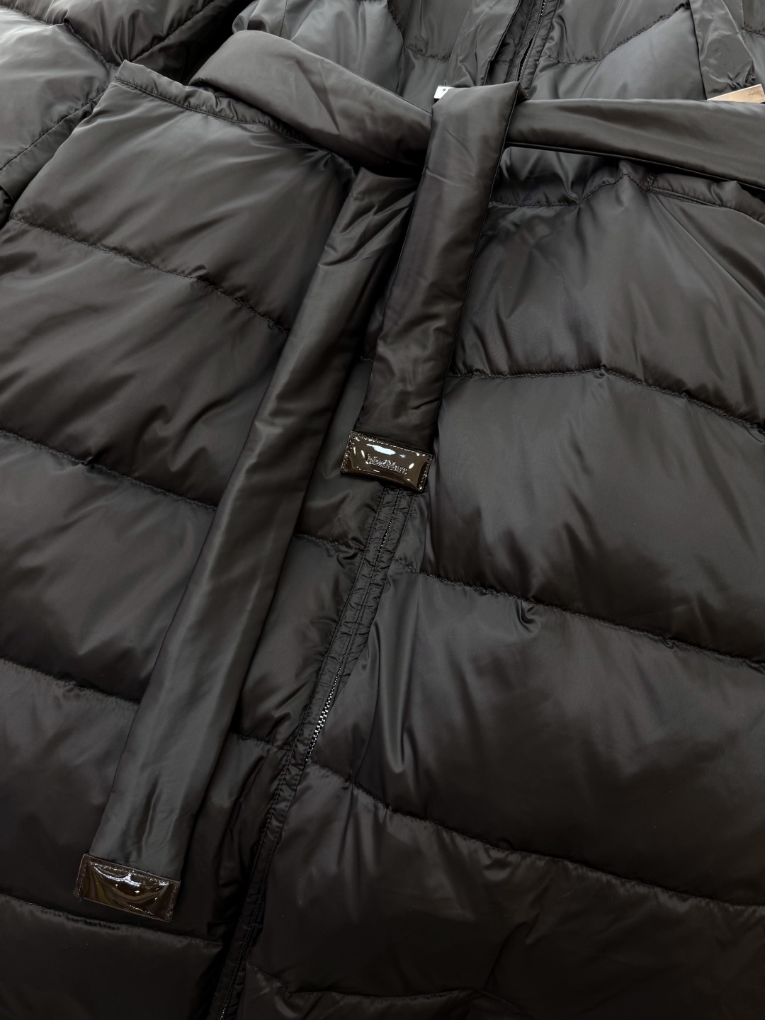 M651#新款羽绒服⚠️。
max mara  两面穿 配原包装 顶级版 长款90% 鹅绒羽绒服  
黑