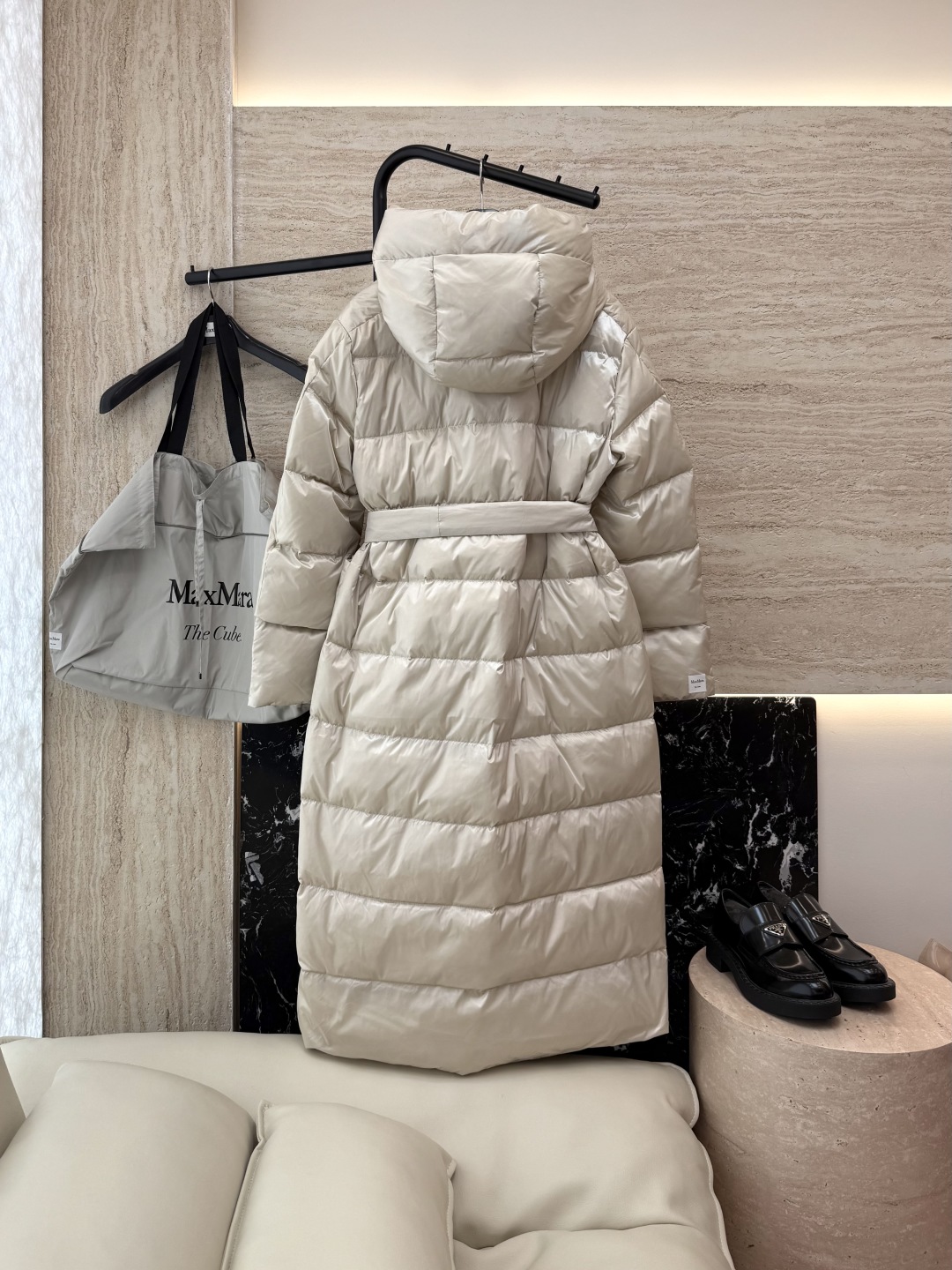 M651#新款羽绒服⚠️。
max mara  两面穿 配原包装 顶级版 长款90% 鹅绒羽绒服  
黑