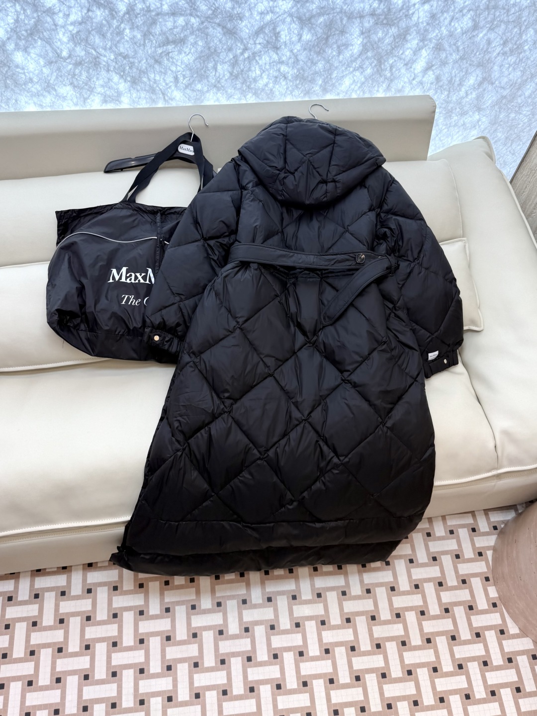 M239#新款羽绒服⚠️。
max mara  配原包装 原标顶级版 菱形格 加长90% 鹅绒羽绒服  