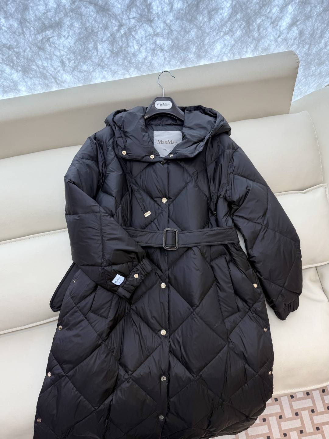 M239#新款羽绒服⚠️。
max mara  配原包装 原标顶级版 菱形格 加长90% 鹅绒羽绒服  