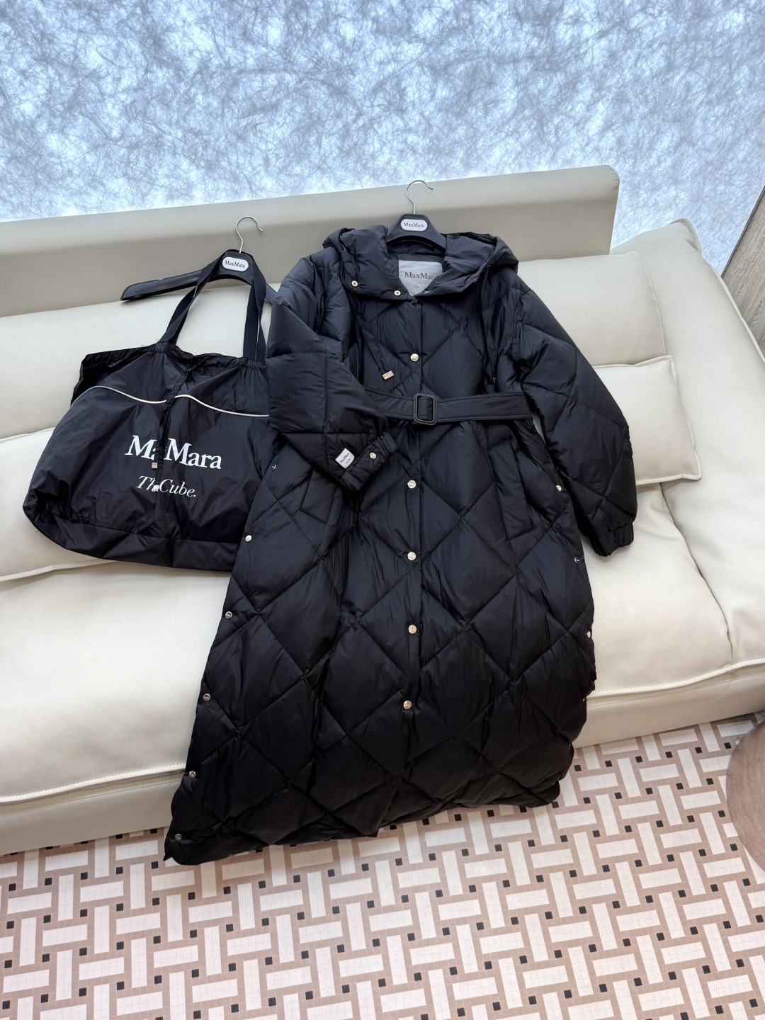 M239#新款羽绒服⚠️。
max mara  配原包装 原标顶级版 菱形格 加长90% 鹅绒羽绒服  