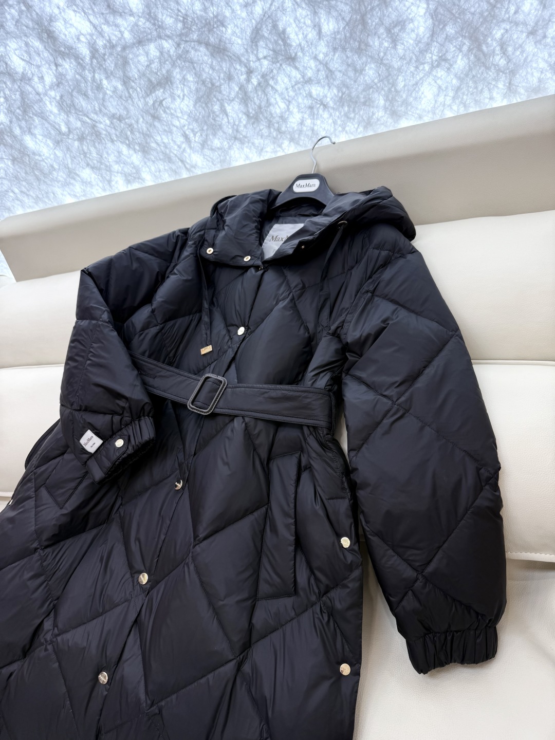 M239#新款羽绒服⚠️。
max mara  配原包装 原标顶级版 菱形格 加长90% 鹅绒羽绒服  