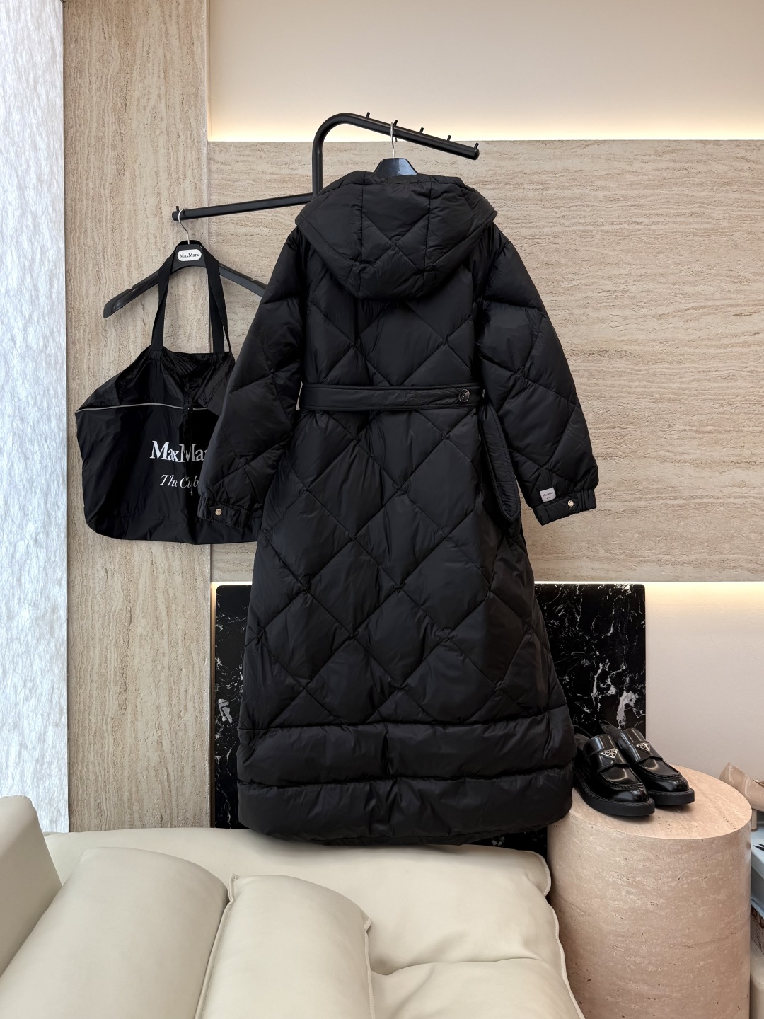 M239#新款羽绒服⚠️。
max mara  配原包装 原标顶级版 菱形格 加长90% 鹅绒羽绒服  