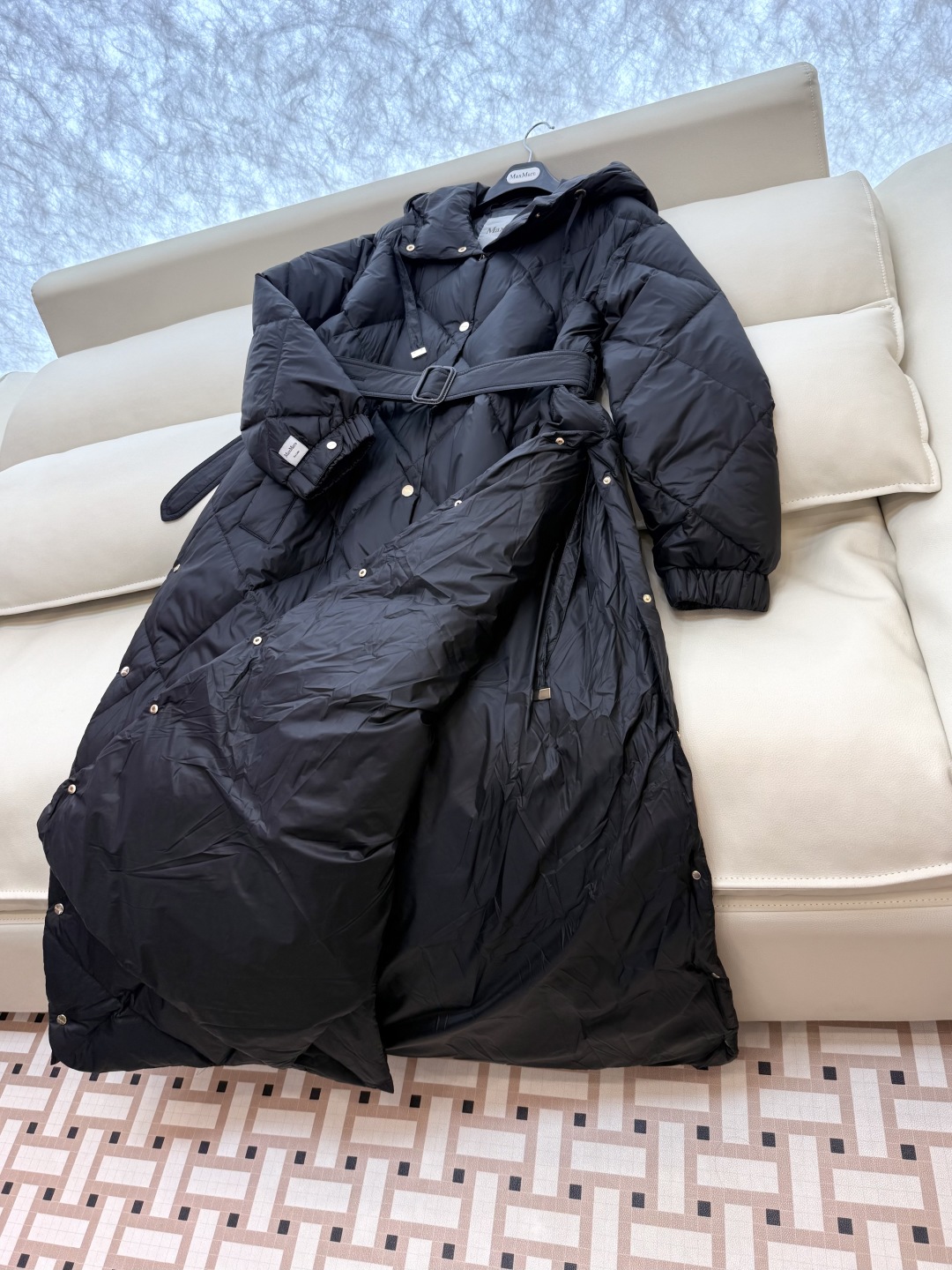 M239#新款羽绒服⚠️。
max mara  配原包装 原标顶级版 菱形格 加长90% 鹅绒羽绒服  