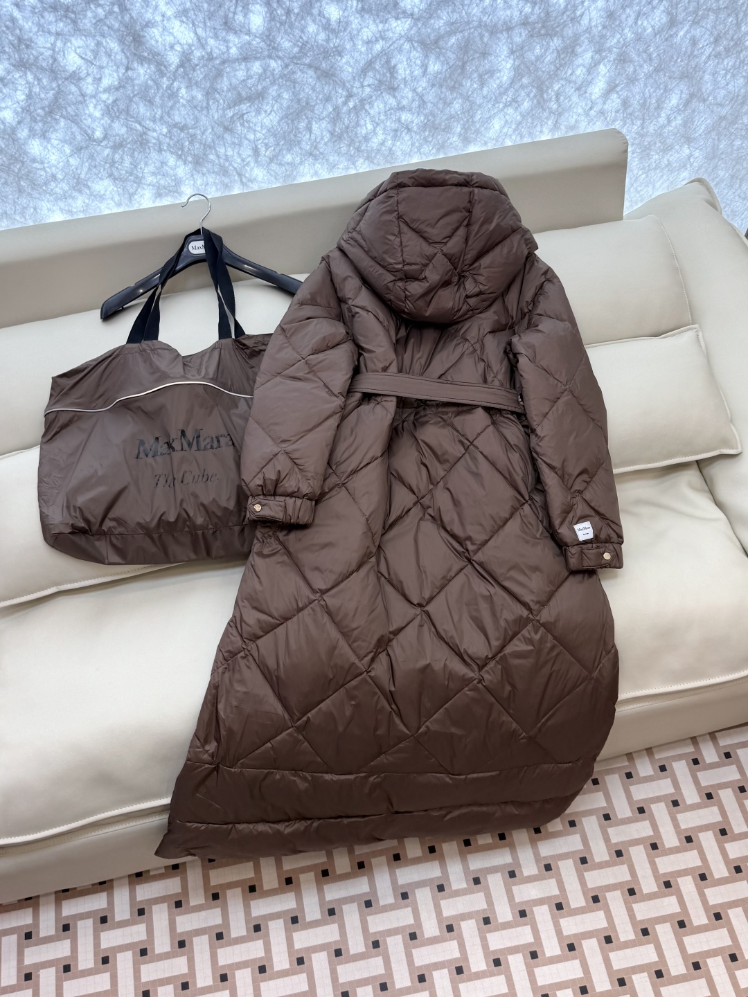 M239#新款羽绒服⚠️。
max mara  配原包装 原标顶级版 菱形格 加长90% 鹅绒羽绒服  