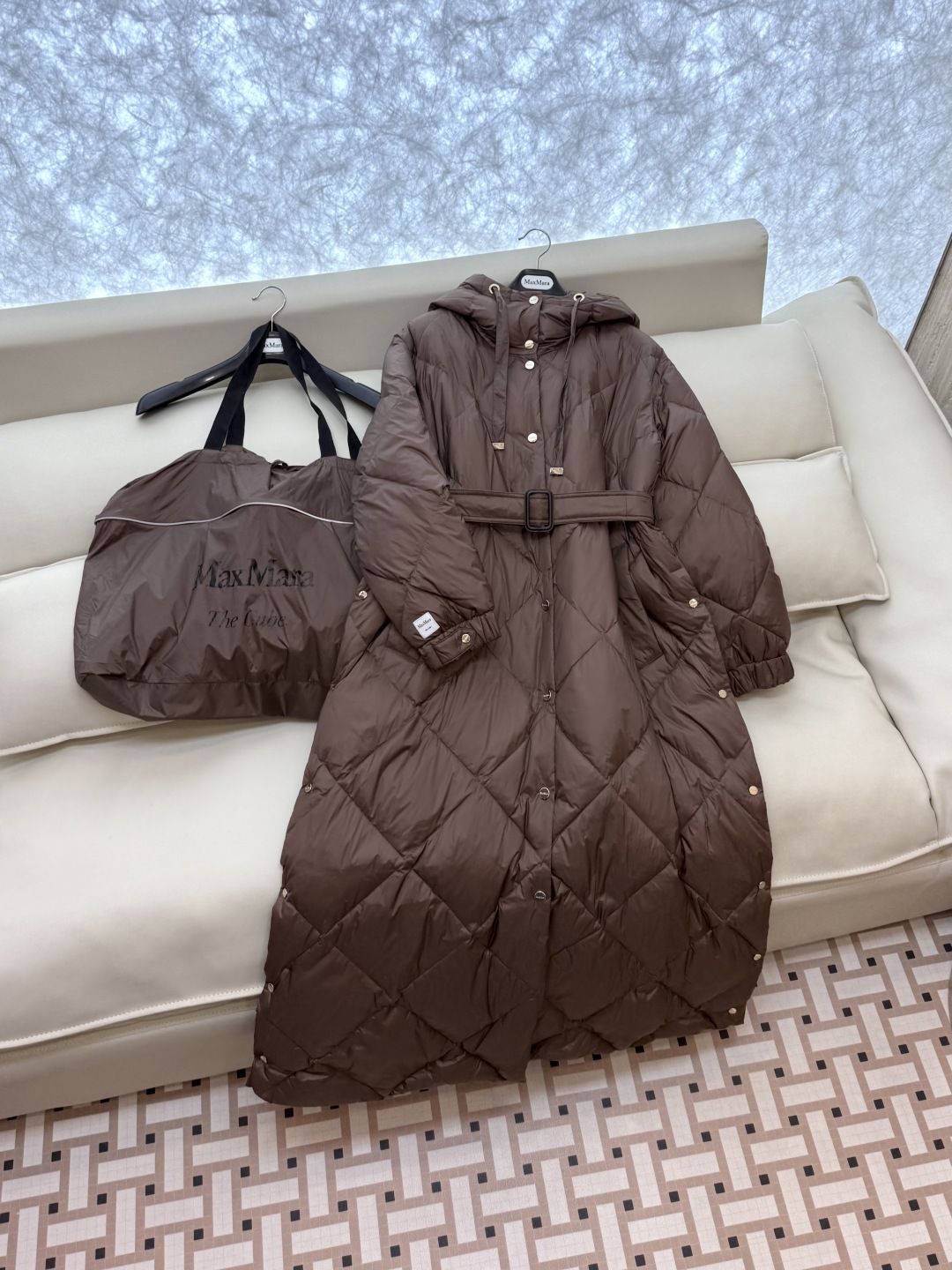 M239#新款羽绒服⚠️。
max mara  配原包装 原标顶级版 菱形格 加长90% 鹅绒羽绒服  