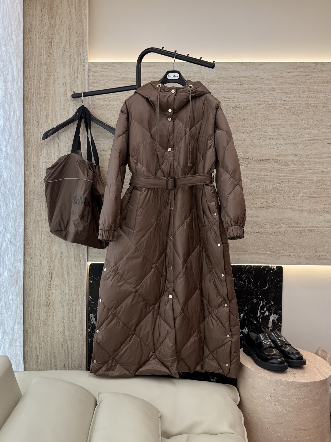 M239#新款羽绒服⚠️。
max mara  配原包装 原标顶级版 菱形格 加长90% 鹅绒羽绒服  