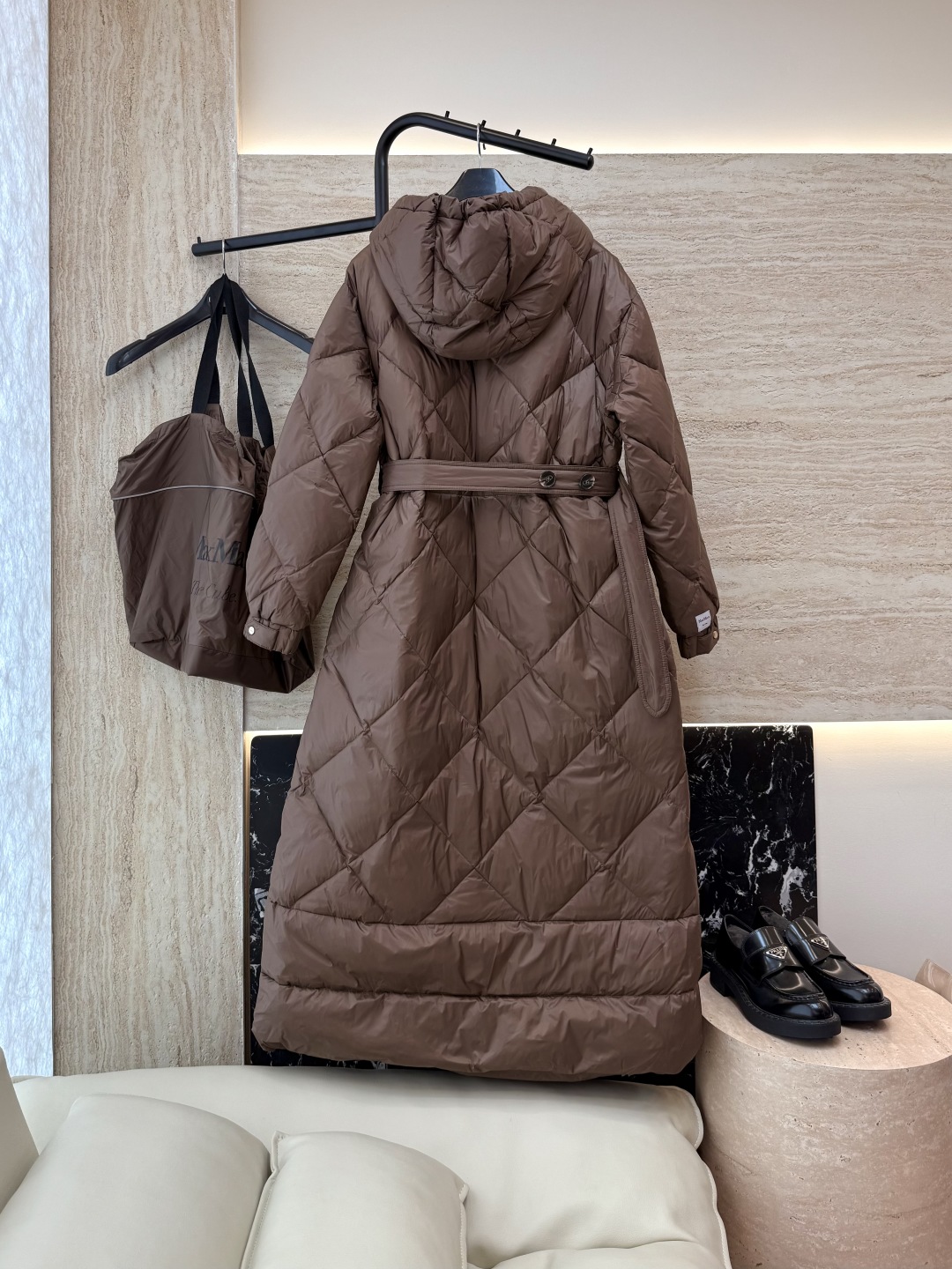 M239#新款羽绒服⚠️。
max mara  配原包装 原标顶级版 菱形格 加长90% 鹅绒羽绒服  