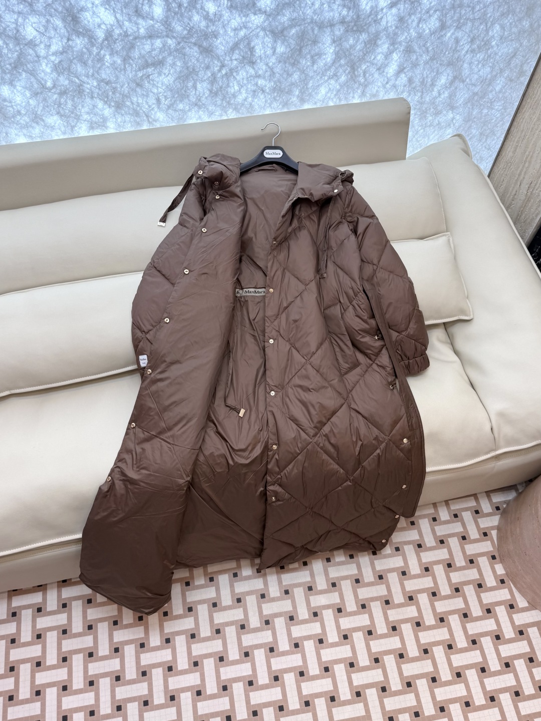 M239#新款羽绒服⚠️。
max mara  配原包装 原标顶级版 菱形格 加长90% 鹅绒羽绒服  