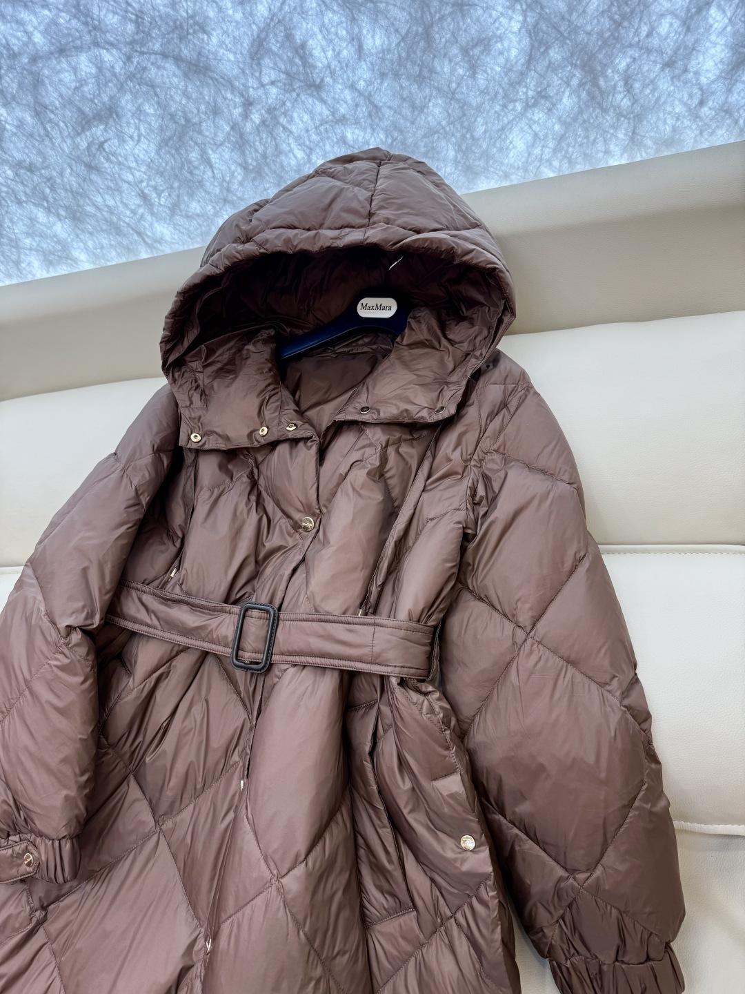 M239#新款羽绒服⚠️。
max mara  配原包装 原标顶级版 菱形格 加长90% 鹅绒羽绒服  