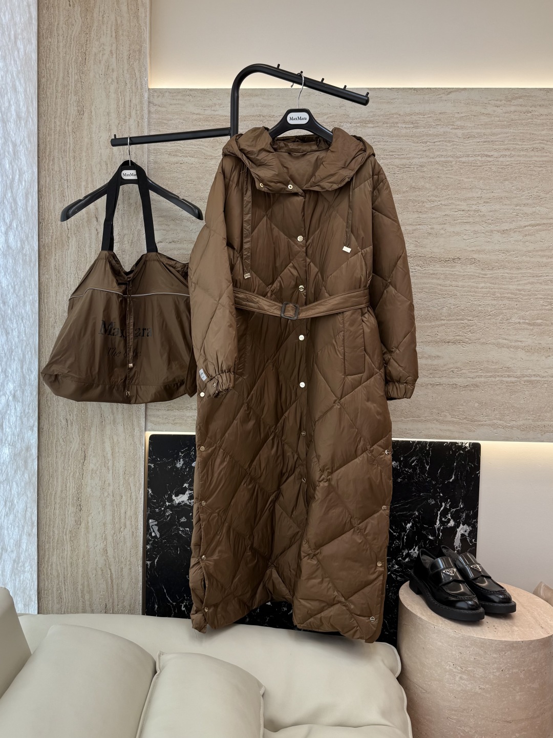 M239#新款羽绒服⚠️。
max mara  配原包装 原标顶级版 菱形格 加长90% 鹅绒羽绒服  