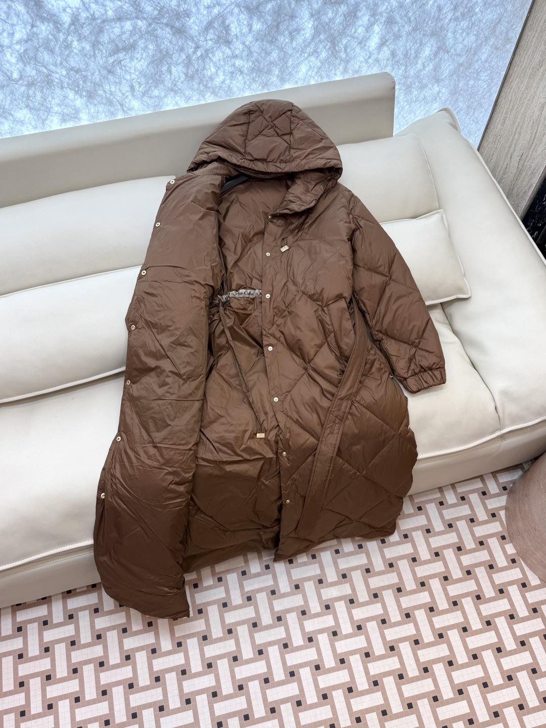 M239#新款羽绒服⚠️。
max mara  配原包装 原标顶级版 菱形格 加长90% 鹅绒羽绒服  