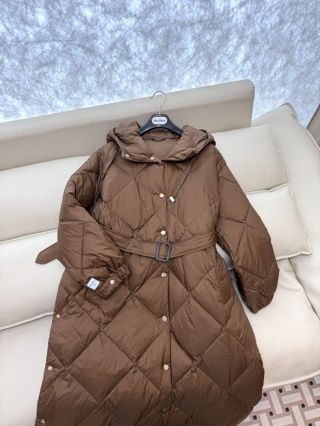 M239#新款羽绒服⚠️。
max mara  配原包装 原标顶级版 菱形格 加长90% 鹅绒羽绒服  