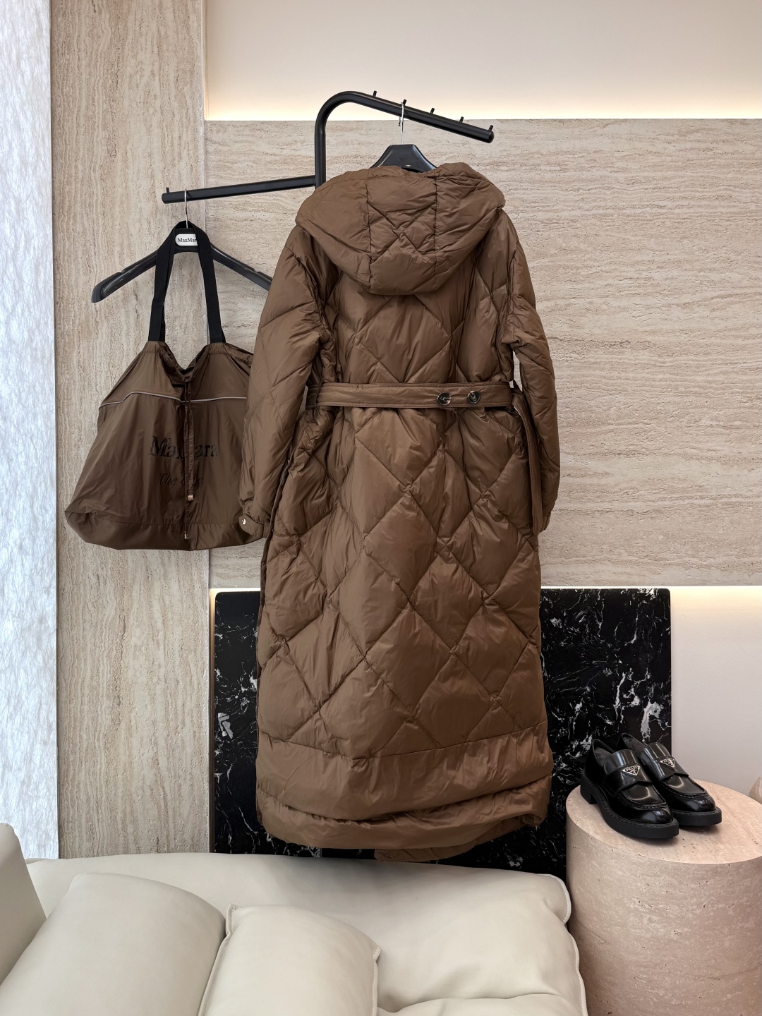 M239#新款羽绒服⚠️。
max mara  配原包装 原标顶级版 菱形格 加长90% 鹅绒羽绒服  