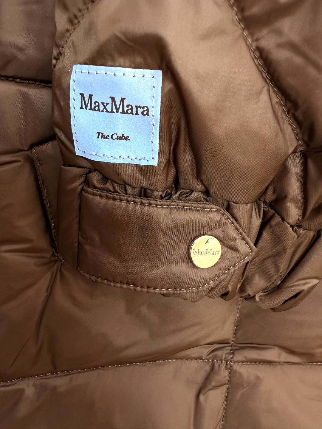 M239#新款羽绒服⚠️。
max mara  配原包装 原标顶级版 菱形格 加长90% 鹅绒羽绒服  