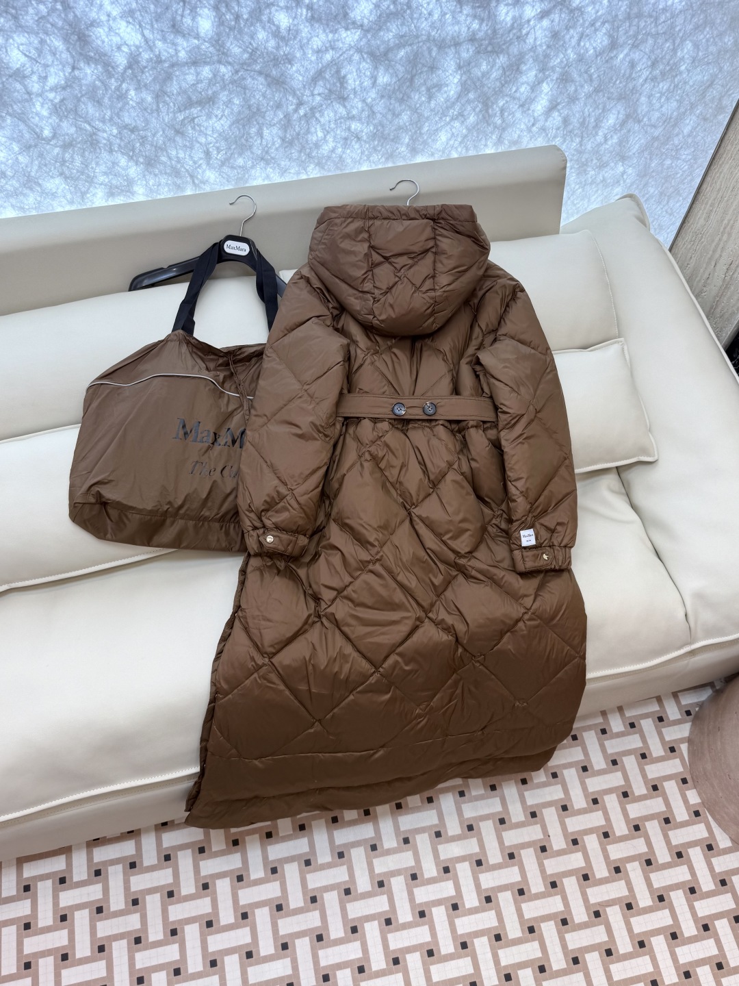 M239#新款羽绒服⚠️。
max mara  配原包装 原标顶级版 菱形格 加长90% 鹅绒羽绒服  