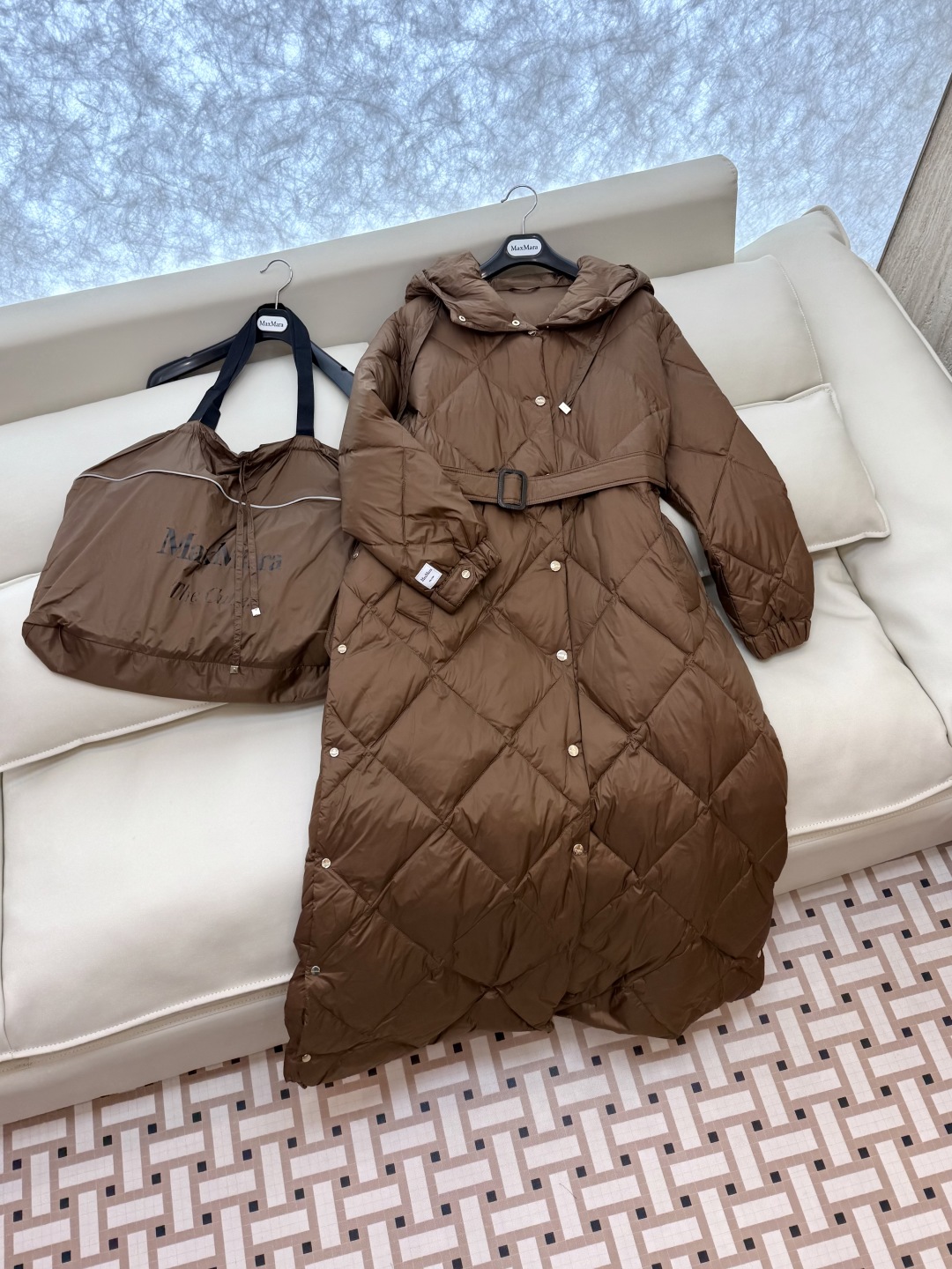 M239#新款羽绒服⚠️。
max mara  配原包装 原标顶级版 菱形格 加长90% 鹅绒羽绒服  