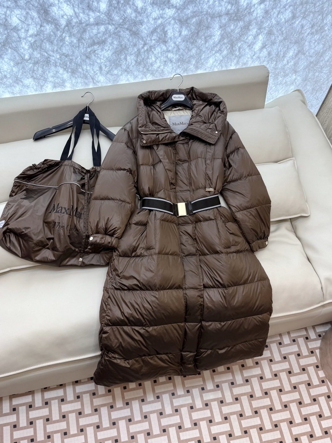 M619#新款羽绒服⚠️。
max mara  配原包装 原标顶级版 90% 鹅绒羽绒服  黑色 咖色 