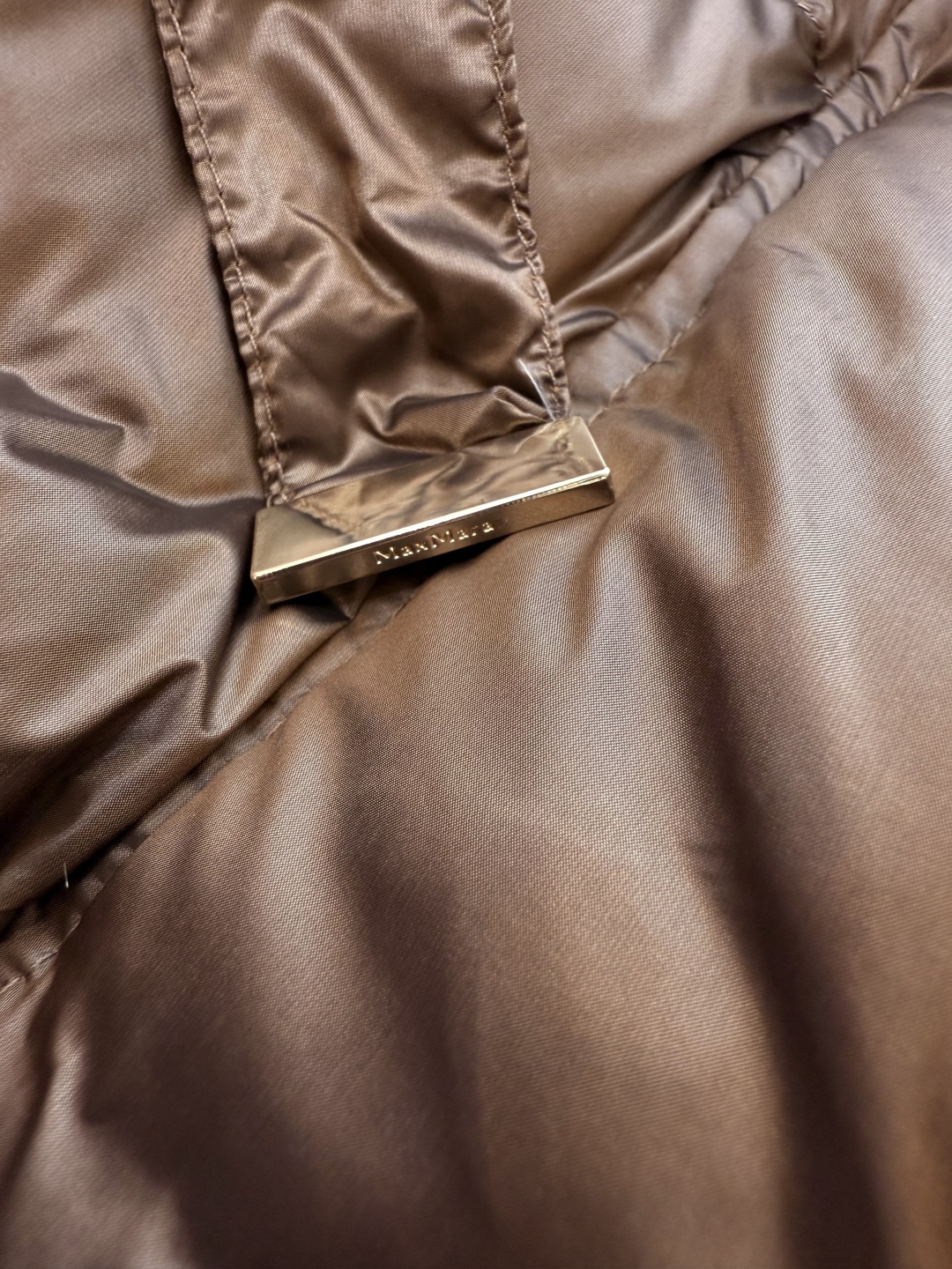 M619#新款羽绒服⚠️。
max mara  配原包装 原标顶级版 90% 鹅绒羽绒服  黑色 咖色 
