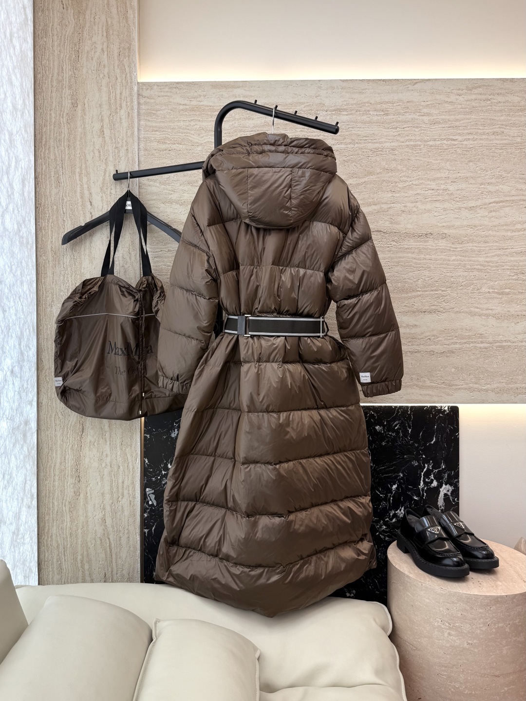 M619#新款羽绒服⚠️。
max mara  配原包装 原标顶级版 90% 鹅绒羽绒服  黑色 咖色 