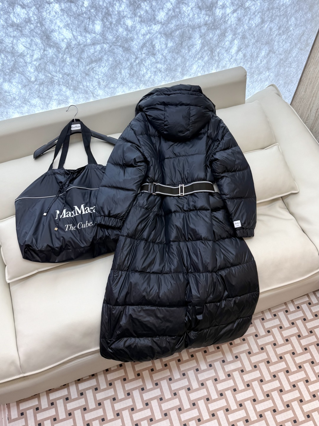 M619#新款羽绒服⚠️。
max mara  配原包装 原标顶级版 90% 鹅绒羽绒服  黑色 咖色 