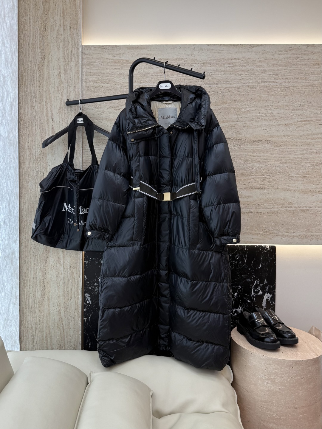 M619#新款羽绒服⚠️。
max mara  配原包装 原标顶级版 90% 鹅绒羽绒服  黑色 咖色 