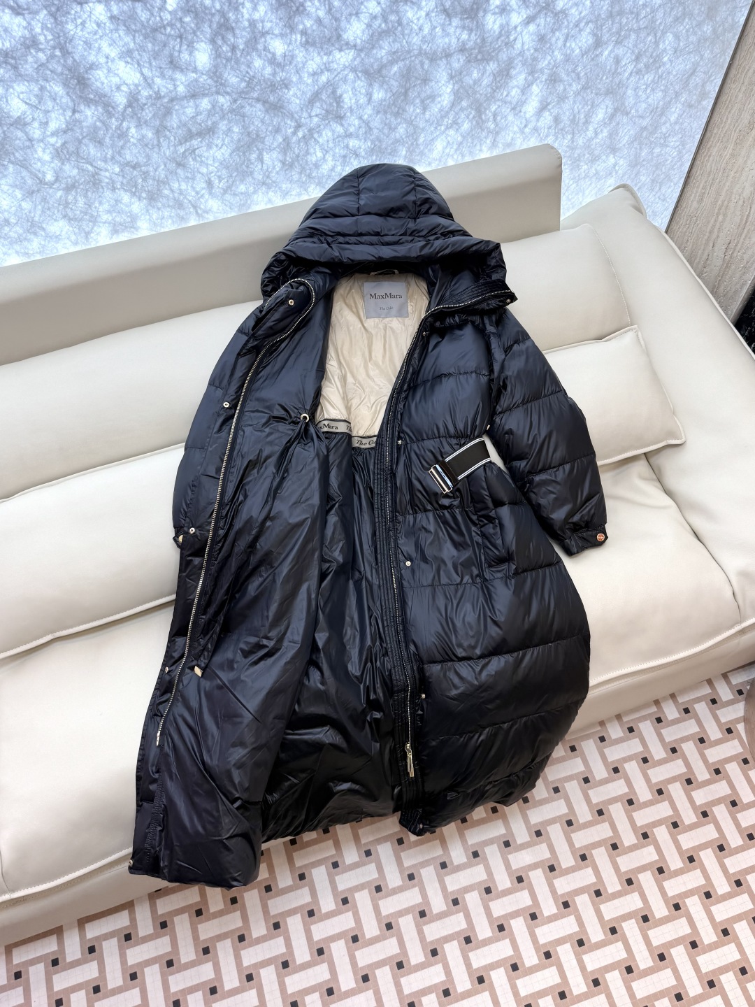 M619#新款羽绒服⚠️。
max mara  配原包装 原标顶级版 90% 鹅绒羽绒服  黑色 咖色 