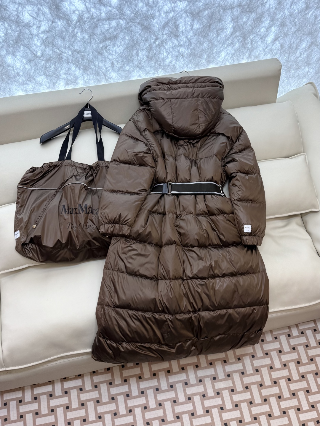 M619#新款羽绒服⚠️。
max mara  配原包装 原标顶级版 90% 鹅绒羽绒服  黑色 咖色 