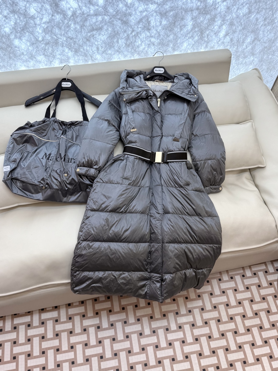 M619#新款羽绒服⚠️。
max mara  配原包装 原标顶级版 90% 鹅绒羽绒服  黑色 咖色 