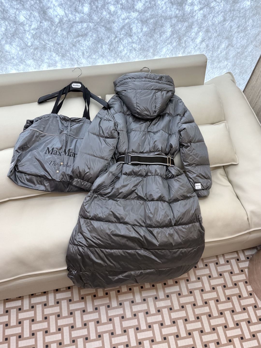 M619#新款羽绒服⚠️。
max mara  配原包装 原标顶级版 90% 鹅绒羽绒服  黑色 咖色 
