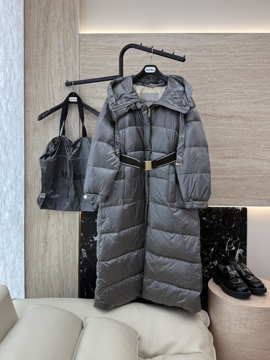 M619#新款羽绒服⚠️。
max mara  配原包装 原标顶级版 90% 鹅绒羽绒服  黑色 咖色 