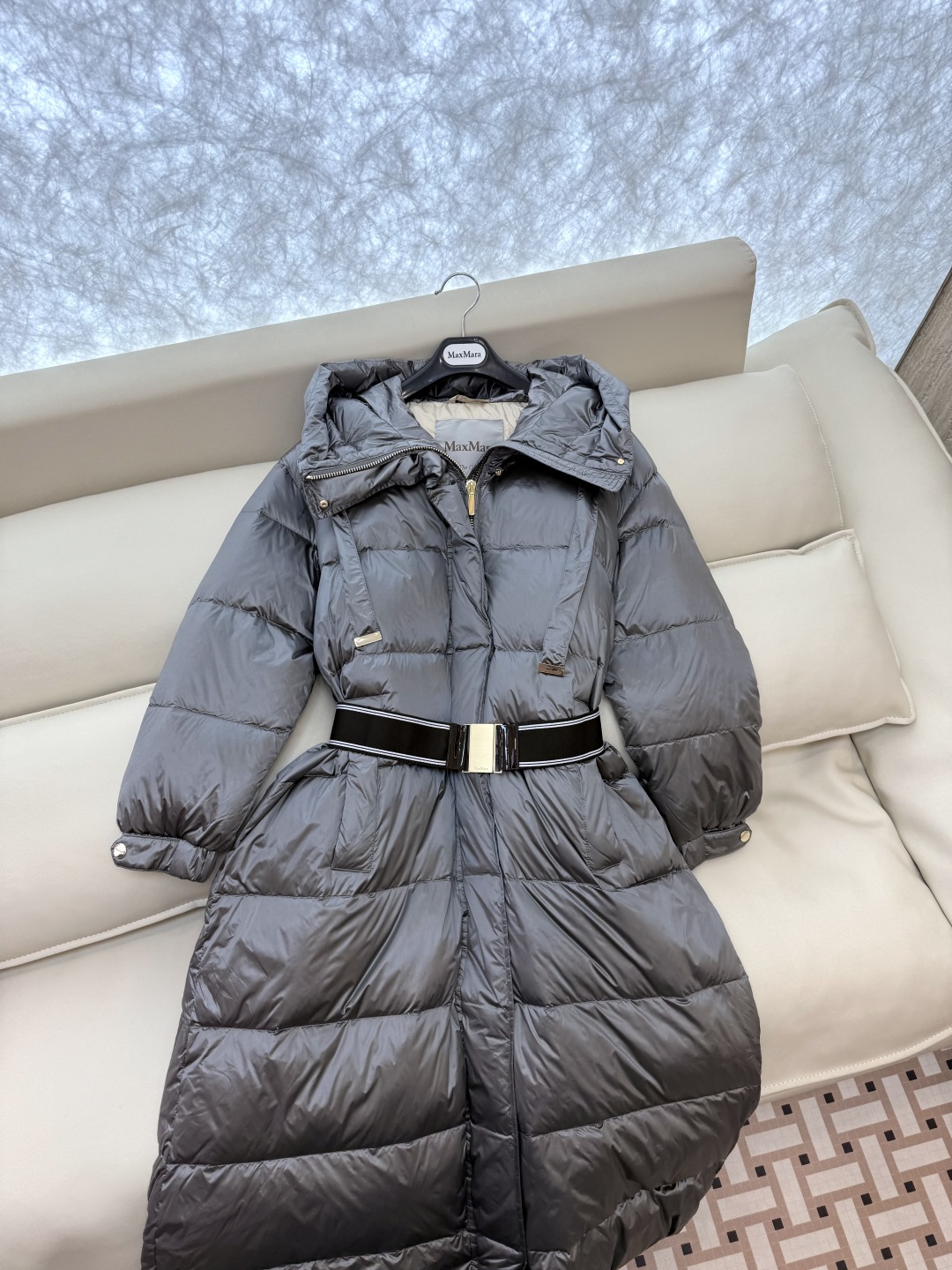 M619#新款羽绒服⚠️。
max mara  配原包装 原标顶级版 90% 鹅绒羽绒服  黑色 咖色 