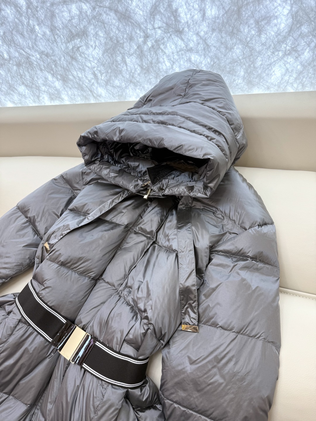 M619#新款羽绒服⚠️。
max mara  配原包装 原标顶级版 90% 鹅绒羽绒服  黑色 咖色 