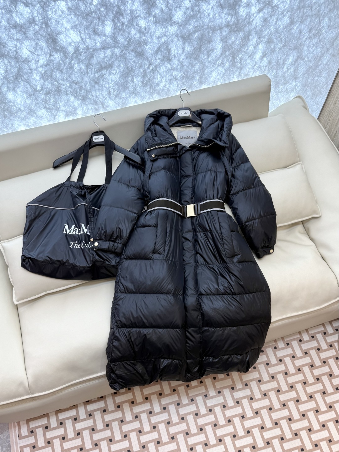 M619#新款羽绒服⚠️。
max mara  配原包装 原标顶级版 90% 鹅绒羽绒服  黑色 咖色 