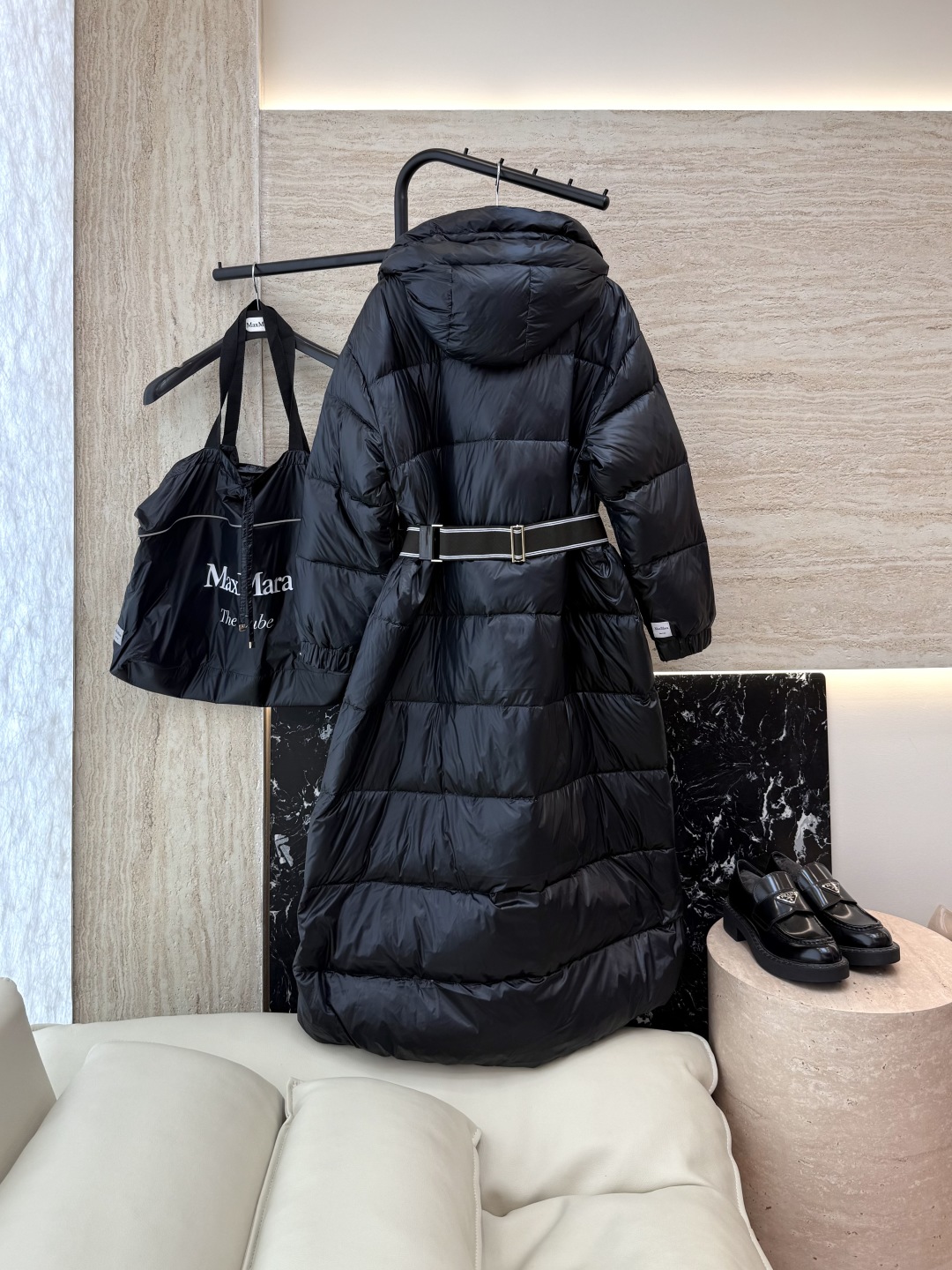 M619#新款羽绒服⚠️。
max mara  配原包装 原标顶级版 90% 鹅绒羽绒服  黑色 咖色 