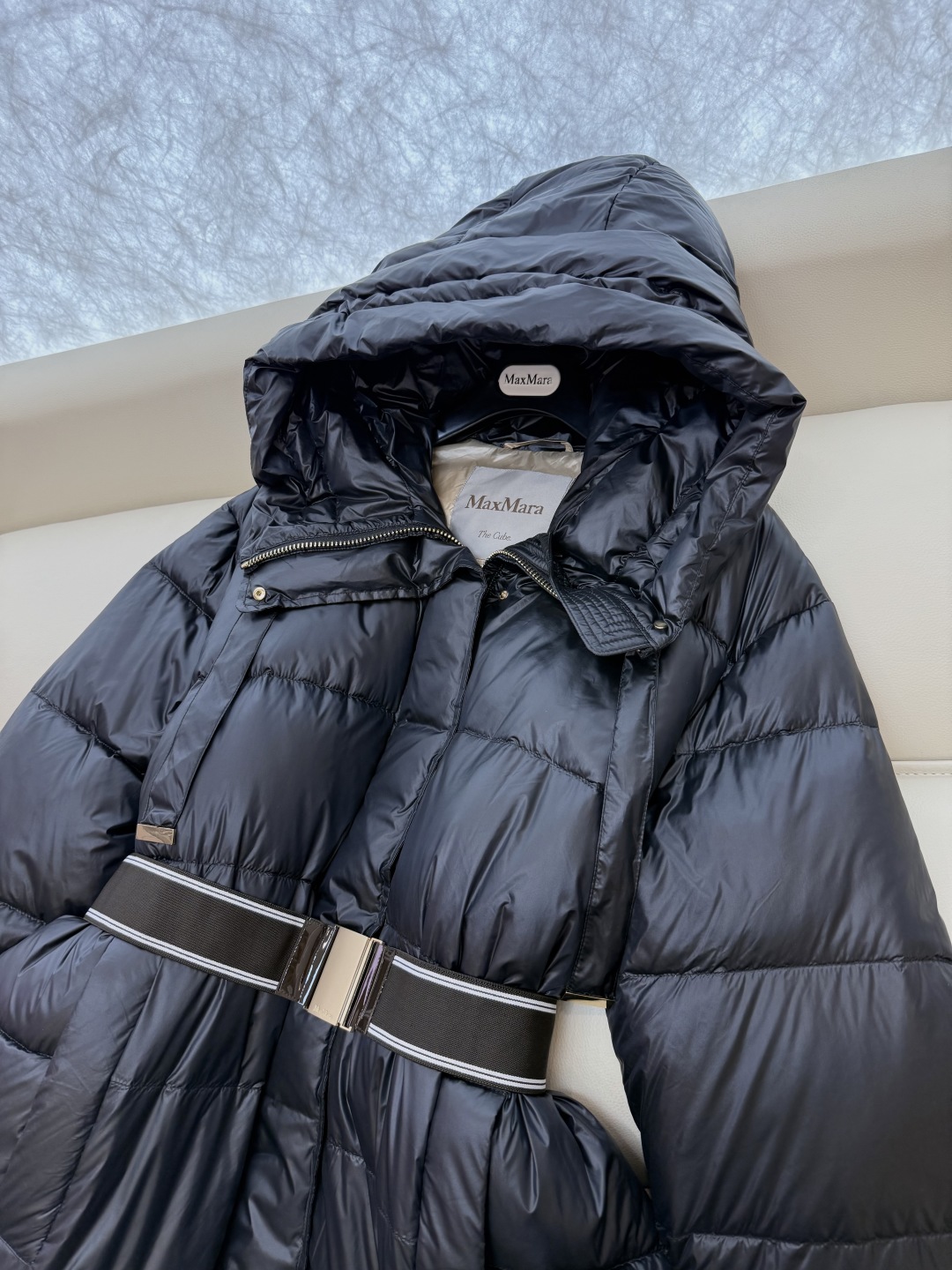 M619#新款羽绒服⚠️。
max mara  配原包装 原标顶级版 90% 鹅绒羽绒服  黑色 咖色 