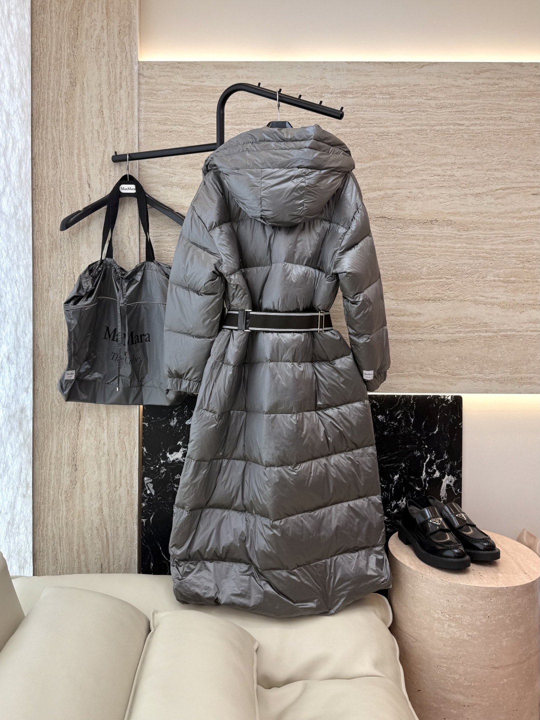 M619#新款羽绒服⚠️。
max mara  配原包装 原标顶级版 90% 鹅绒羽绒服  黑色 咖色 