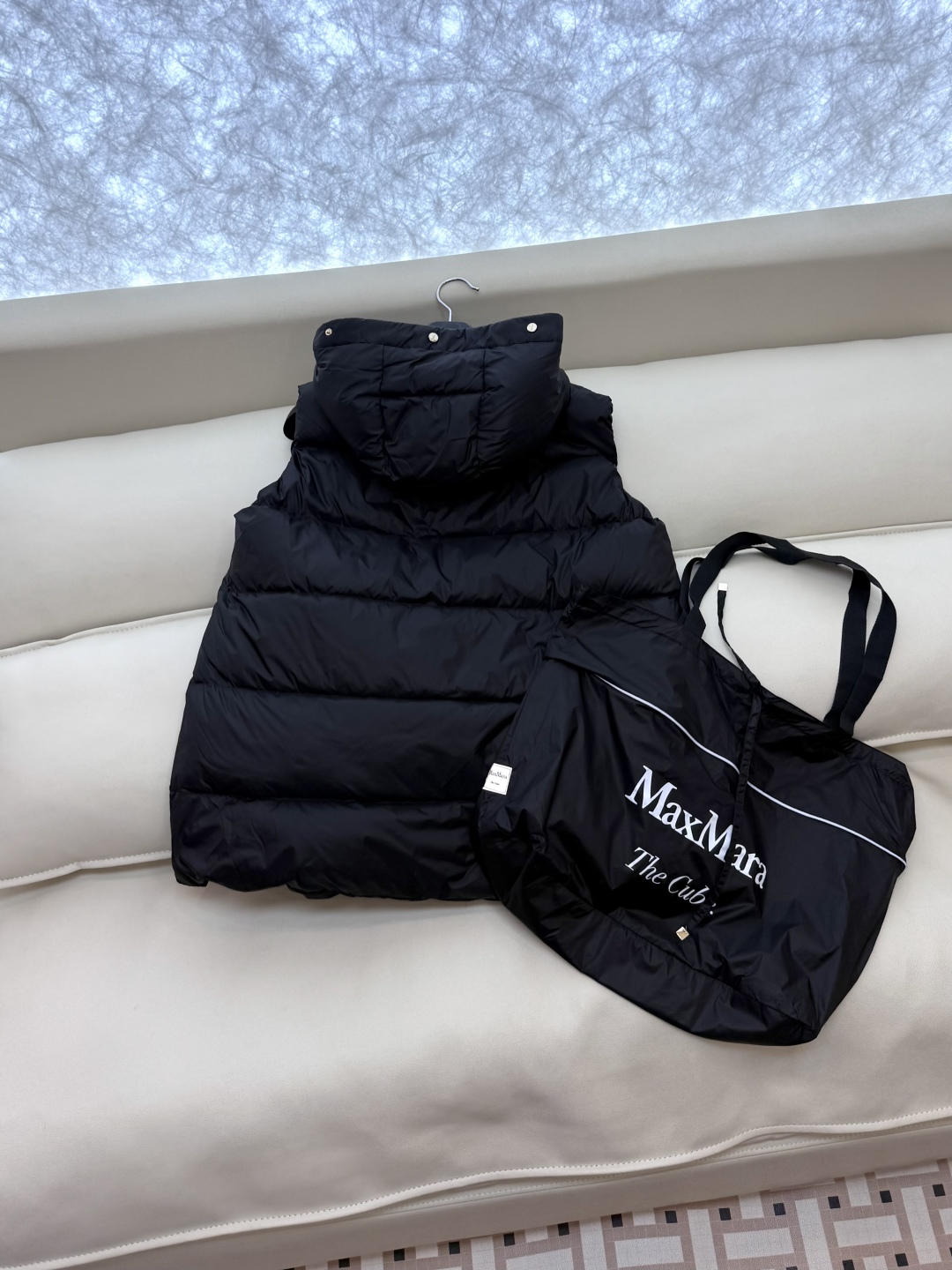M287#新款羽绒服⚠️2025。
max 配原包装 原标顶级版 两面穿 羽绒马甲 90% 鹅绒羽绒服 