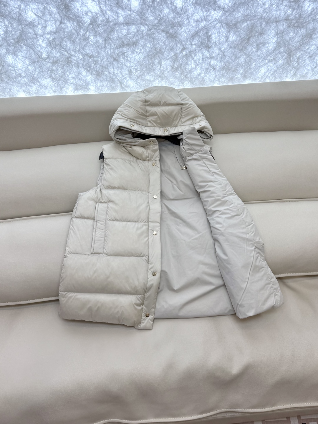 M287#新款羽绒服⚠️2025。
max 配原包装 原标顶级版 两面穿 羽绒马甲 90% 鹅绒羽绒服 