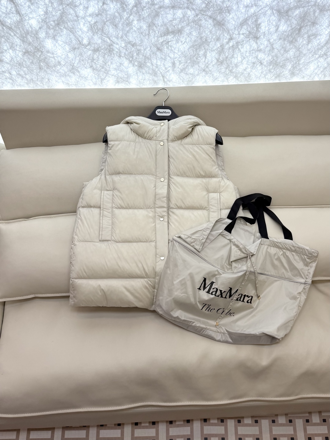 M287#新款羽绒服⚠️2025。
max 配原包装 原标顶级版 两面穿 羽绒马甲 90% 鹅绒羽绒服 