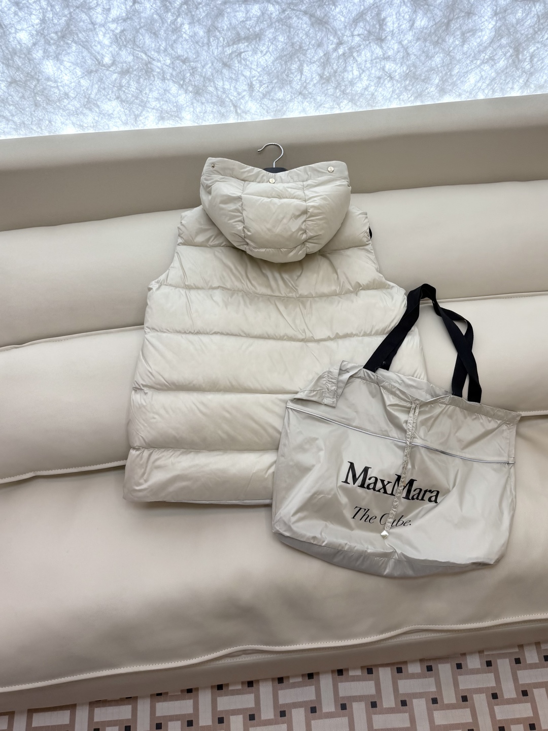 M287#新款羽绒服⚠️2025。
max 配原包装 原标顶级版 两面穿 羽绒马甲 90% 鹅绒羽绒服 