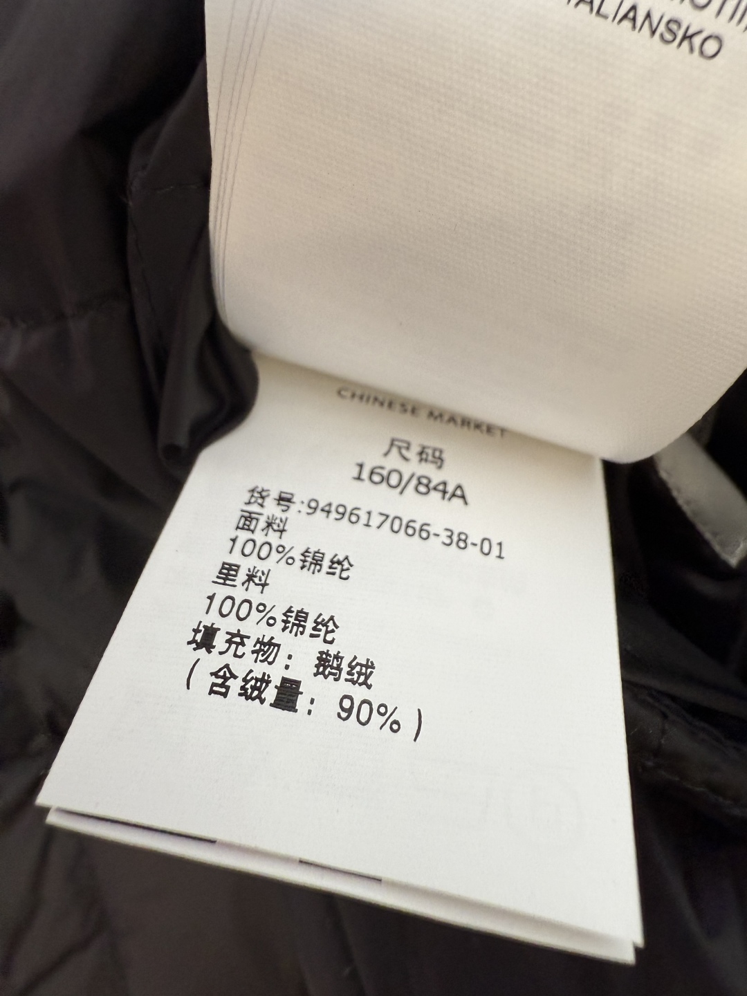M689#新款羽绒服⚠️2025。
Max 顶级货 菱形格 90% 白鹅绒 长款马甲 羽绒服 
米白色 
