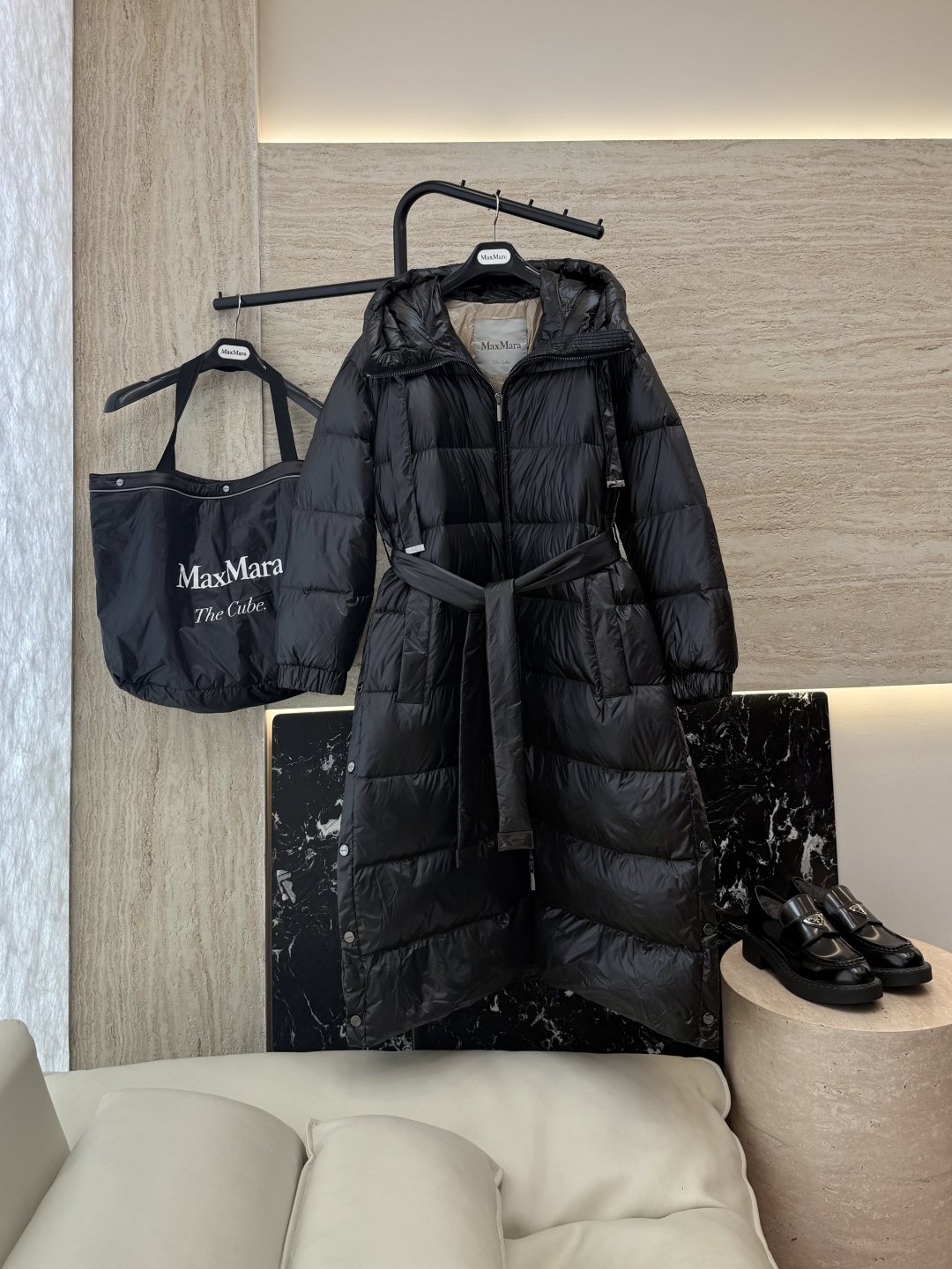 M672#新款羽绒服⚠️2025。
max mara  配原包装 原标顶级版 90% 鹅绒羽绒服  黑色